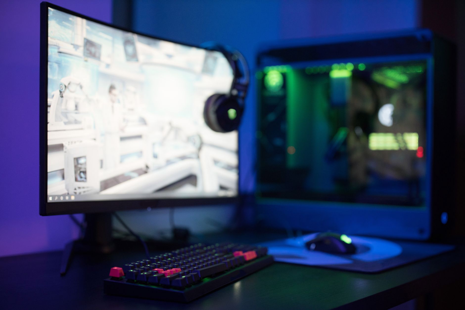 Gaming Setup mit Curved Monitor und RGB Beleuchtung
