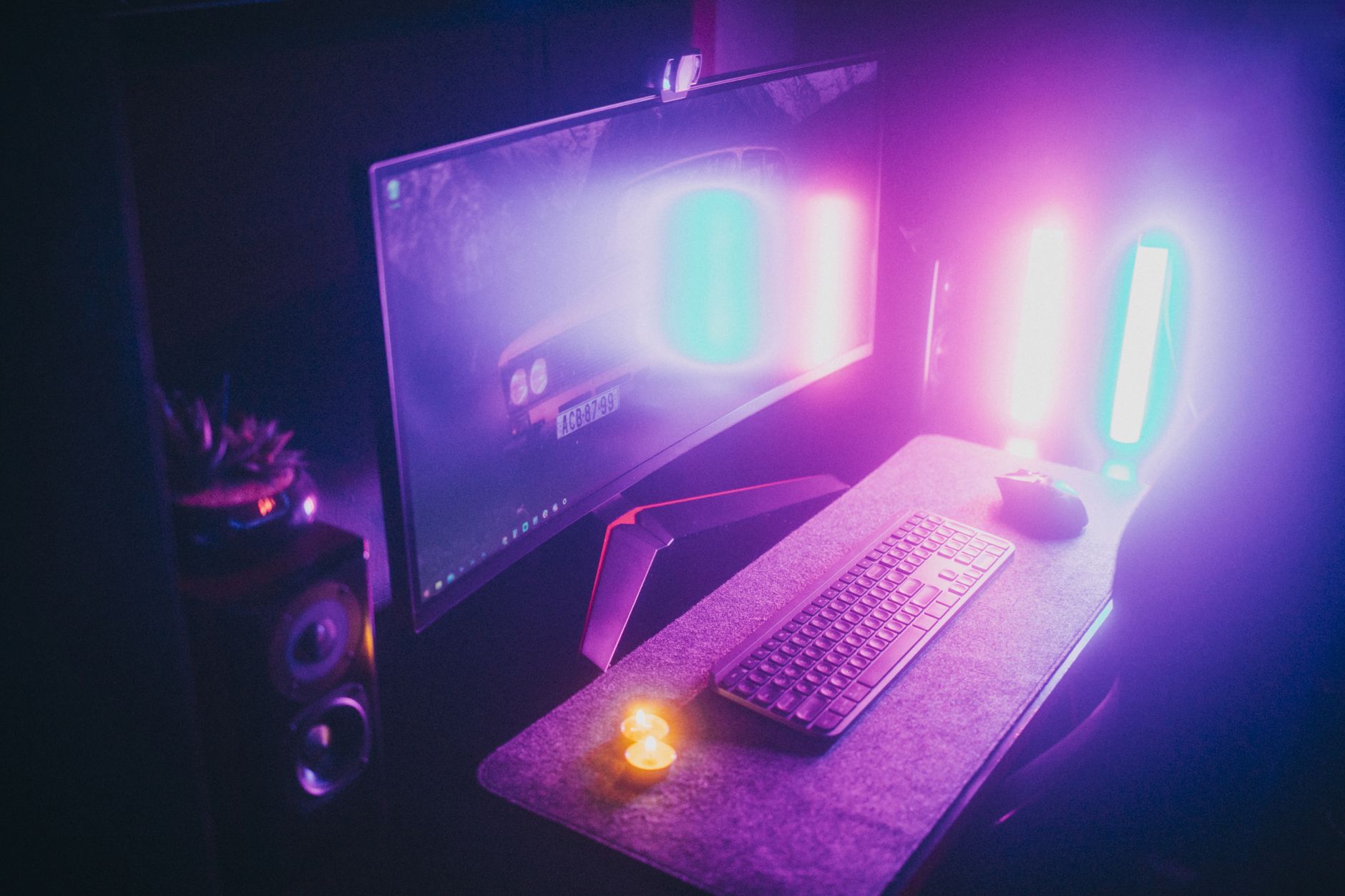 Gaming Setup mit Neon-Beleuchtung und Tastatur